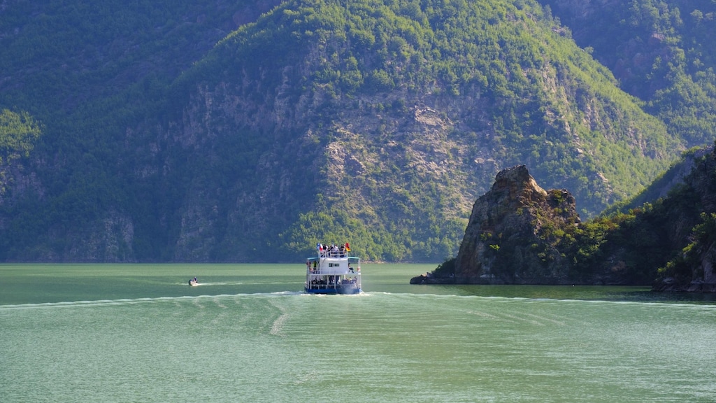 Een veerboot op het Koman-meer in Albanië.