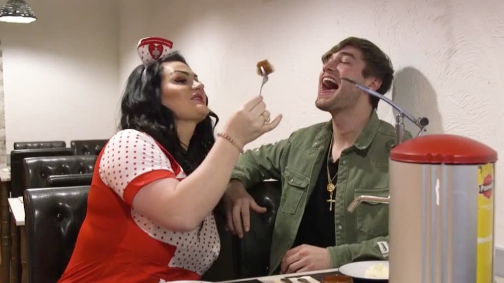 Hilarisch: Louisa Janssen helpt Temptation-Joshua frituren