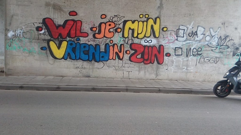 De politie betrapte Don Juan Fabian op heterdaad toen hij zijn romantische boodschap op de muur aanbracht.