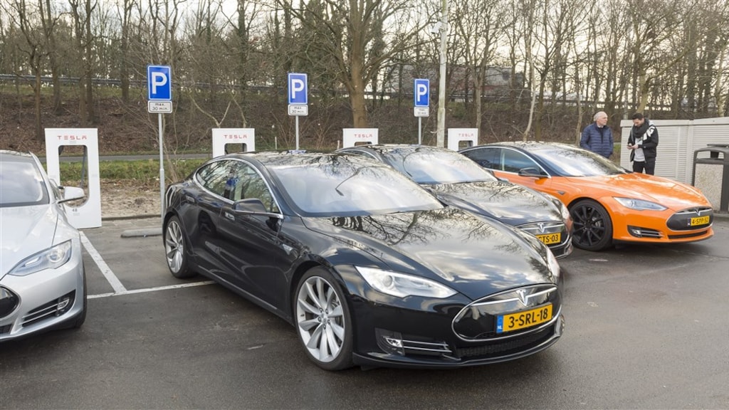 Tesla-rijders in de laadpaalfile na wintersport