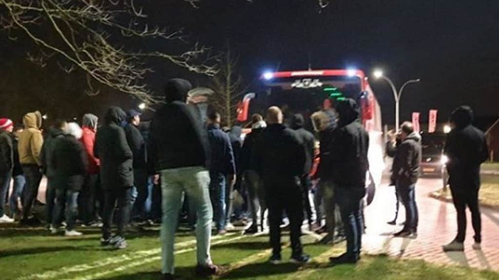 Fans wachten spelersbus FC Twente op na nederlaag tegen Emmen