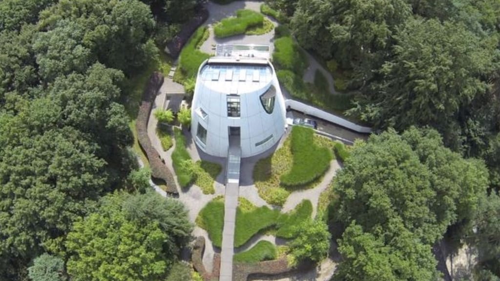 Te koop: 'ruimteschip' met zwembad en roze vitrage voor 2 miljoen