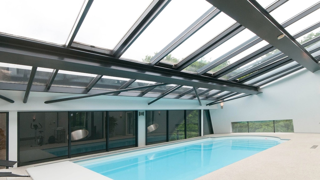 Het zwembad op de vijfde verdieping.