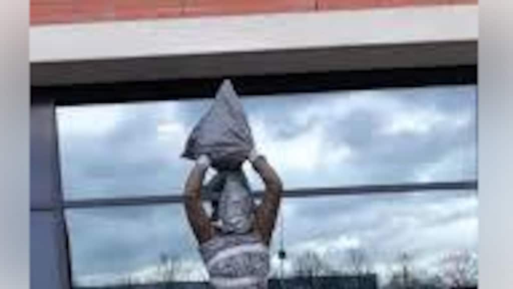 Boze Twente-fans plakken standbeeld Boschker af met vuilniszakken