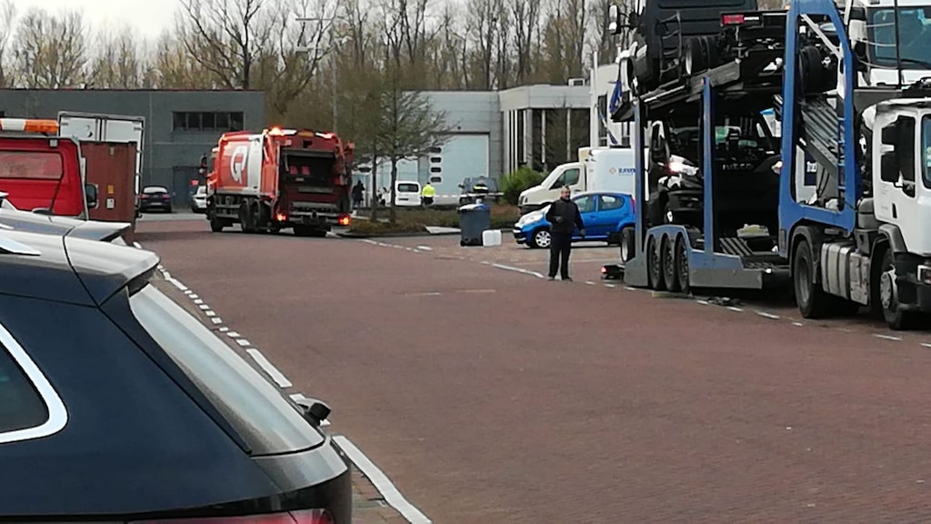 De straat in Amsterdam waar de bombrief ontplofte, is afgezet.