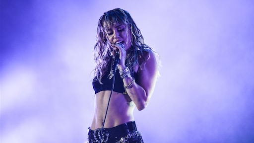 Miley Cyrus tart Instagram-wetgeving en laat tepel zien