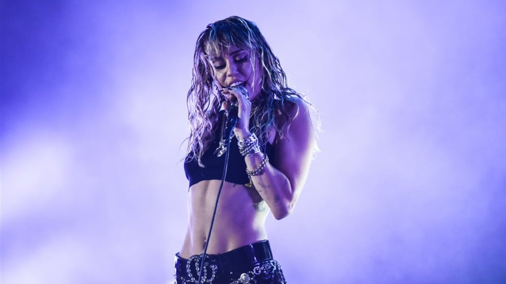 Miley Cyrus tart Instagram-wetgeving en laat tepel zien