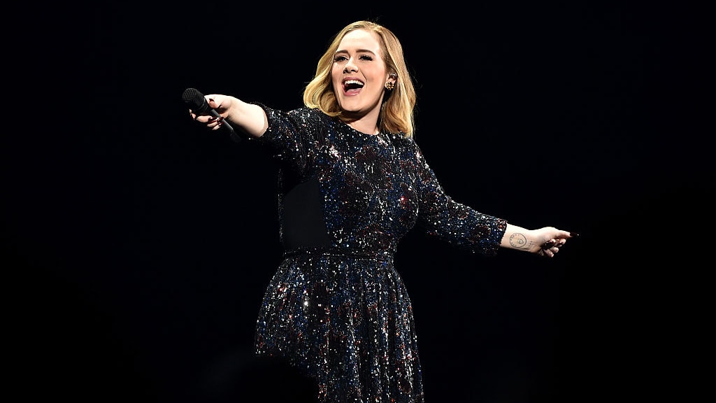 Adele steelt de show bij bruiloft van beste vriendin