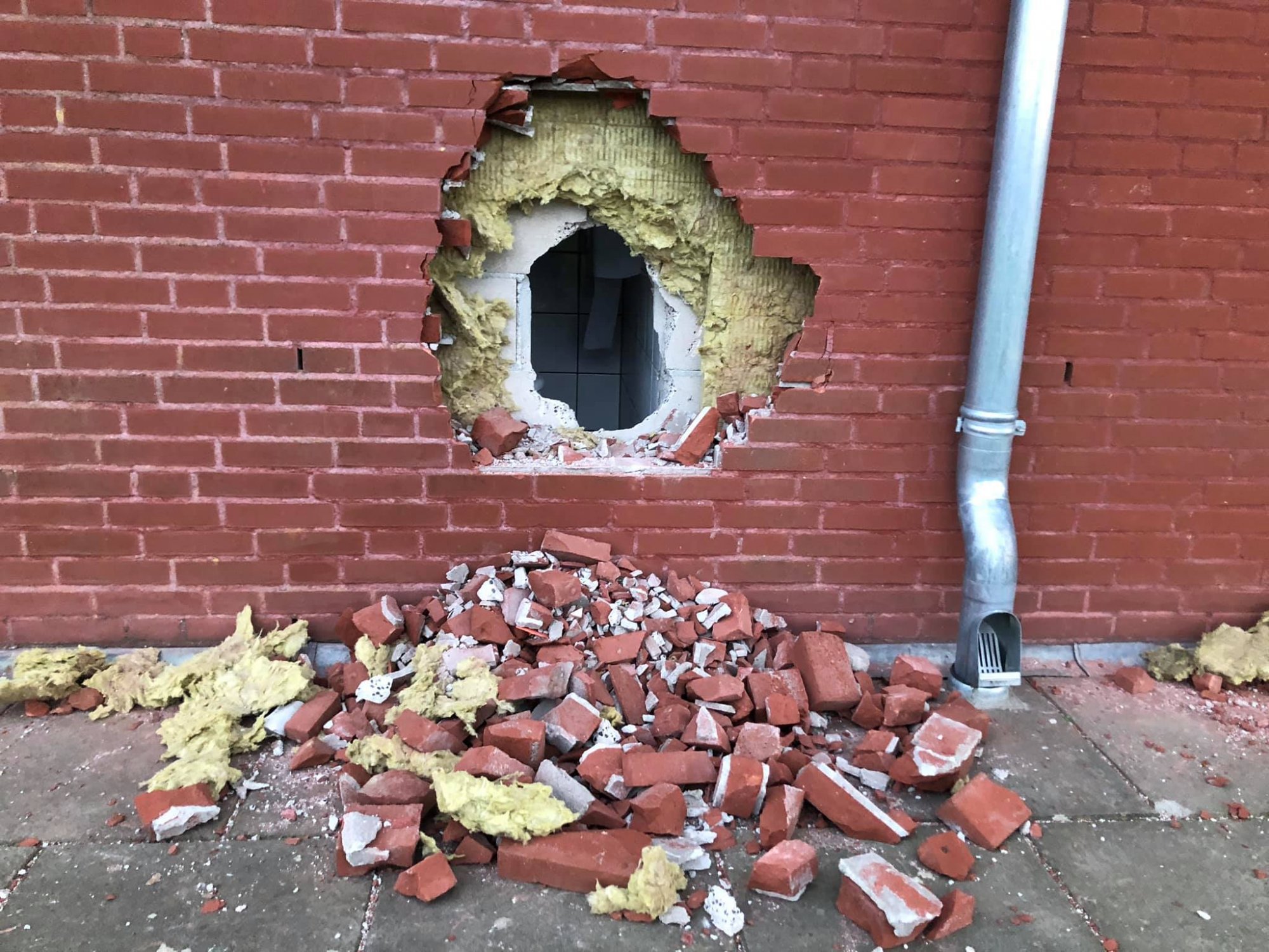 Inbrekers rammen muur voetbalclub in: 'Waarom zo moeilijk?'