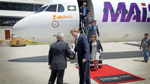 Schadevergoeding voor KLM-begeleider die klaagde over pornosterren en rappers