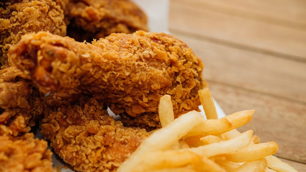 'Zes vuilniszakken vol met kip in de kliko, elk uur opnieuw'