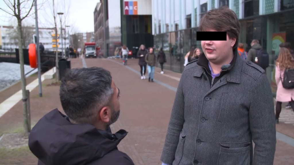 Nelson wordt geïnterviewd door Danny Ghosen.