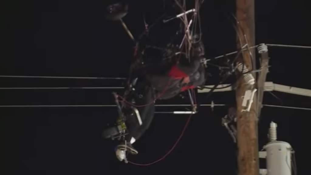 Paraglider VS hangt uren in kabels elektriciteitsmast