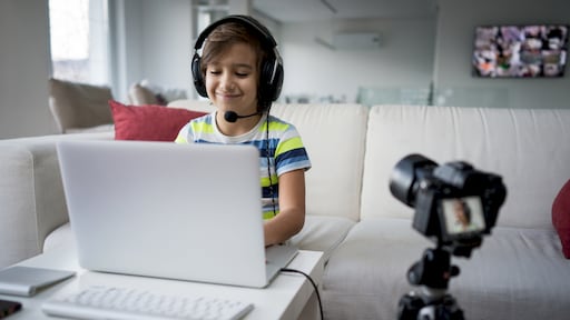 Inspectie onderzoekt kindvloggers, gaat het om kinderarbeid?