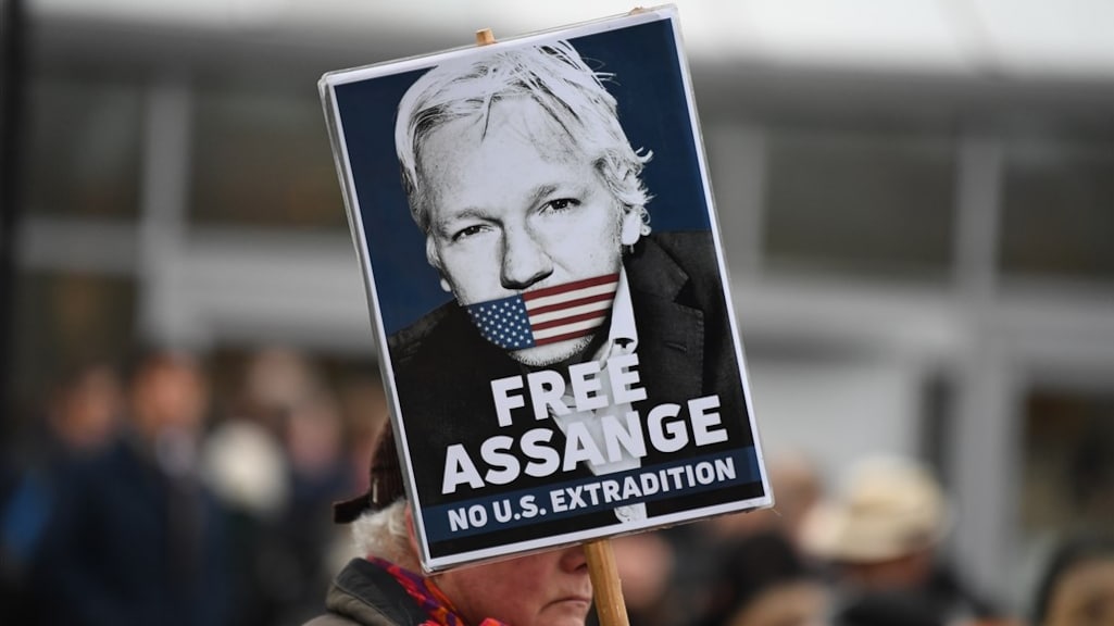 Proces Assange van start: 'Uitlevering staat gelijk aan doodvonnis'