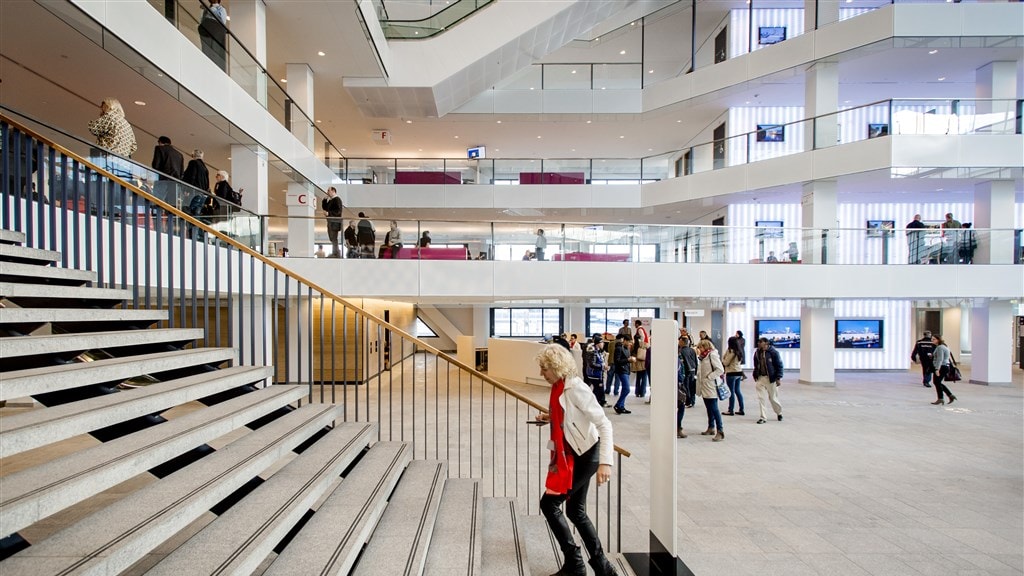 Snot schietende ambtenaar die collega's terroriseerde terecht ontslagen