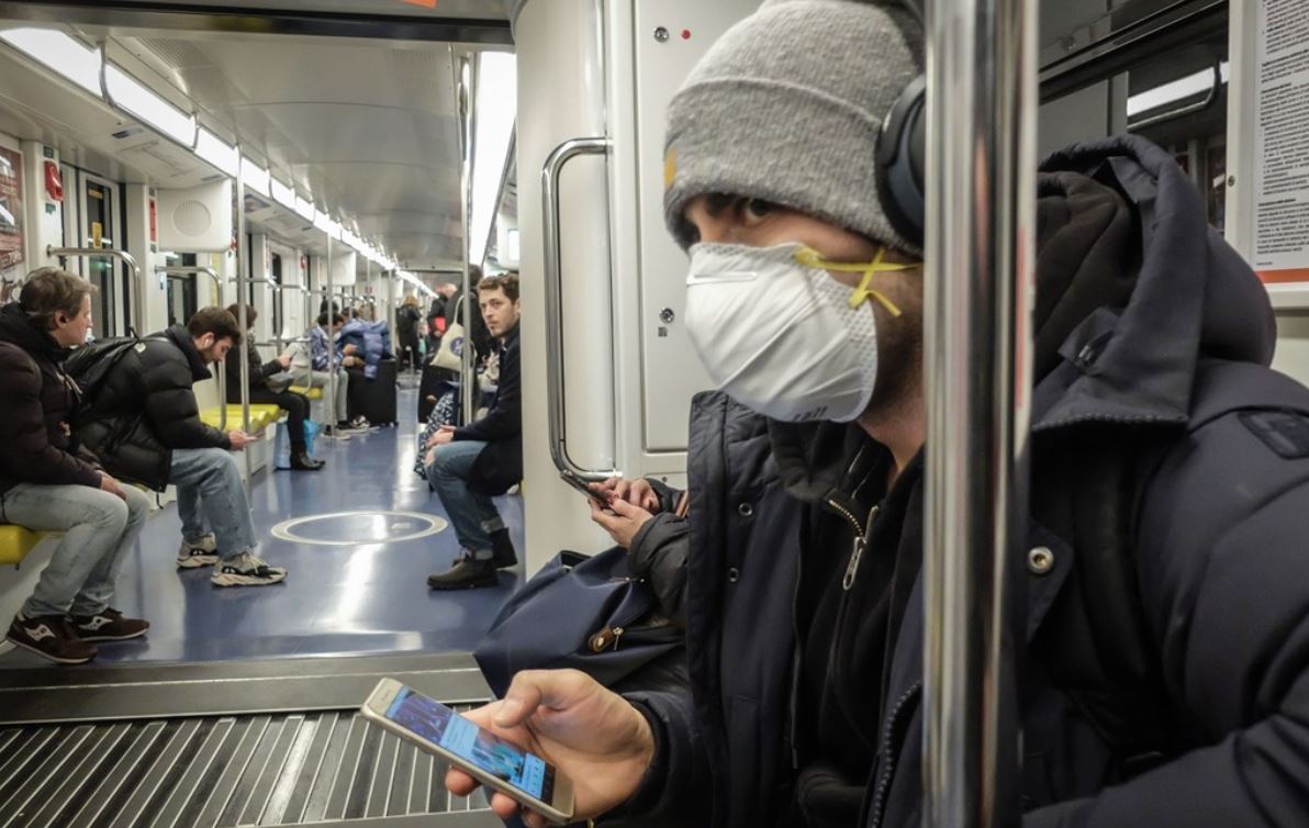Man met mondkapje in metro van Milaan