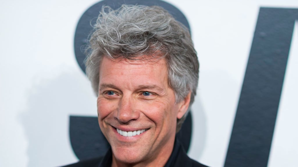 Prins Harry speelt tamboerijn op nieuw lied Jon Bon Jovi