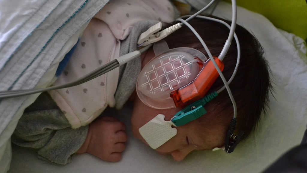 Baby Isabel tijdens de gehoortest