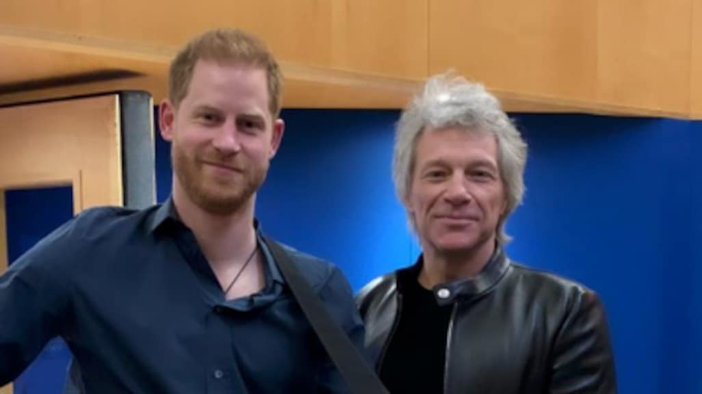 Prins Harry rockt erop los met Jon Bon Jovi
