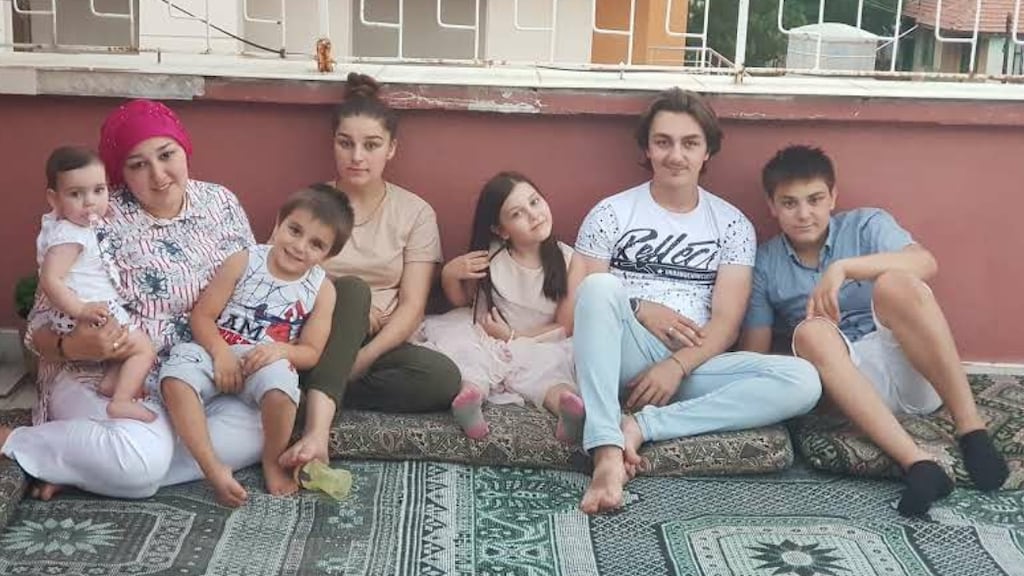 Het gezin van Ömer. Hij en zijn vrouw hebben samen zes kinderen.