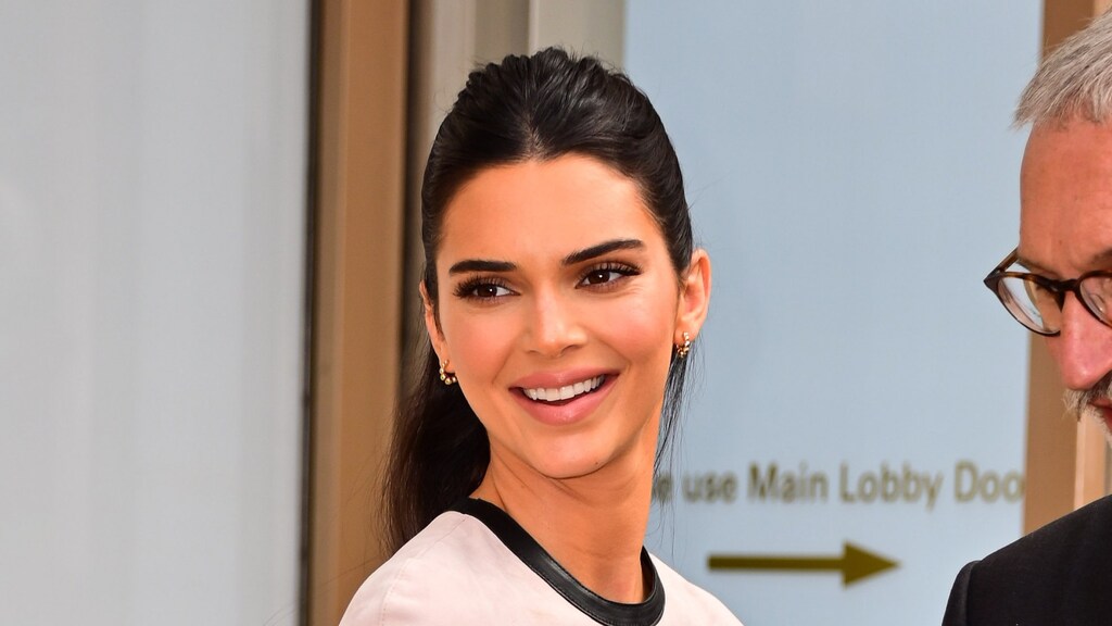 Kendall Jenner zoekt de zon op in minuscule bikini