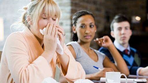 Zouden we vaker grieperig thuis moeten blijven?