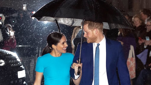 Harry en Meghan gaan viral met spetterende regenfoto
