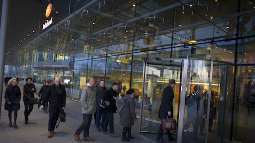 Rabobank hakt coronaknoop door: deel personeel gescheiden van de rest