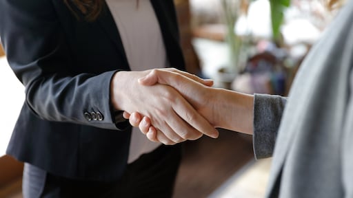 Kabinet: voorlopig ophouden met handen schudden