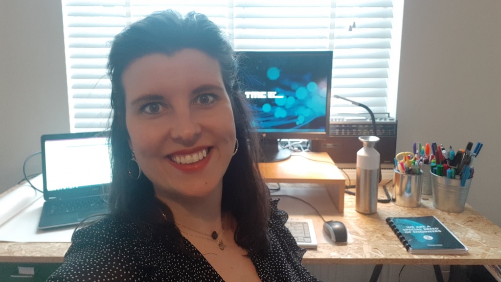 Lotte Geertsen in haar huiselijke werkomgeving.