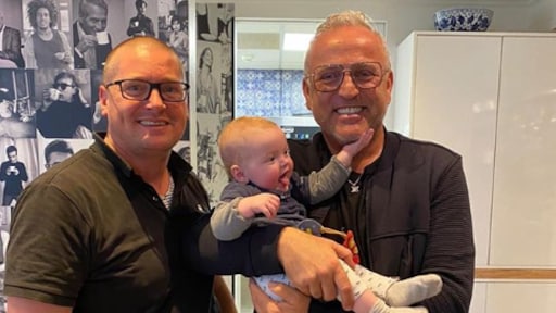 Gordon krijgt babybezoek van Rogier uit Gordon Gaat Trouwen