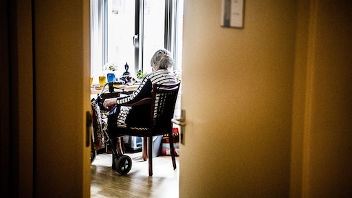 Eenzaamheid door coronavirus dreigt voor ouderen: 'Langsgaan kan niet meer'