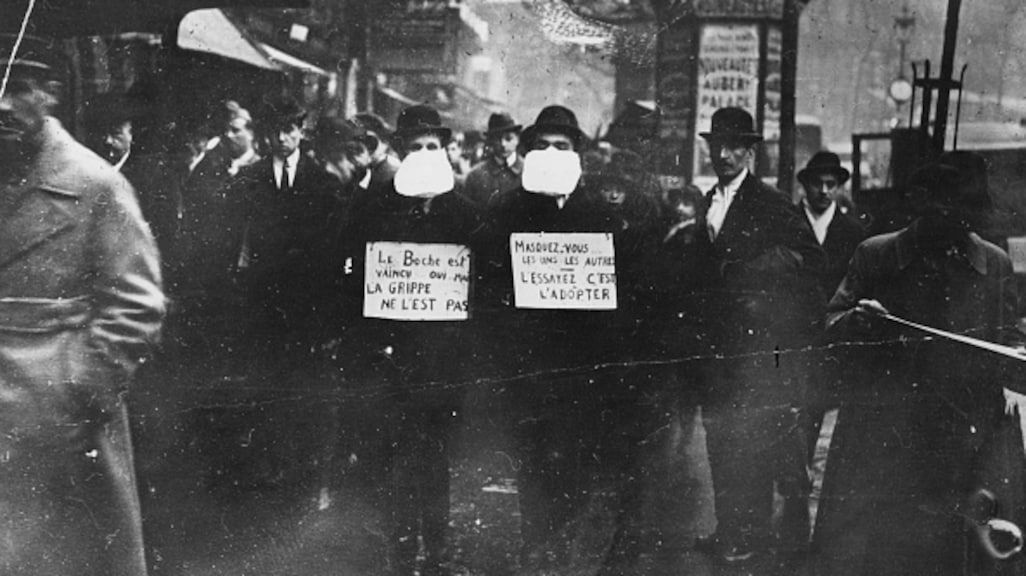 Mensen beschermen zich met mondkapjes tegen de Spaanse griep.