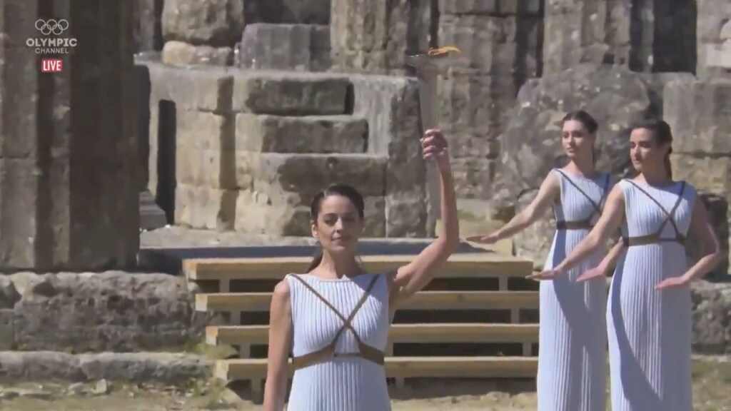 Olympische vlam ontstoken tussen alle perikelen door