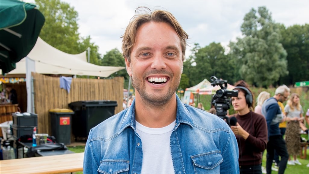 Bas Smit steekt de draak met Dave Roelvink