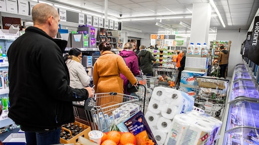 Aanzienlijk drukker in supermarkt: 'Karren vol blikken en aardappels'