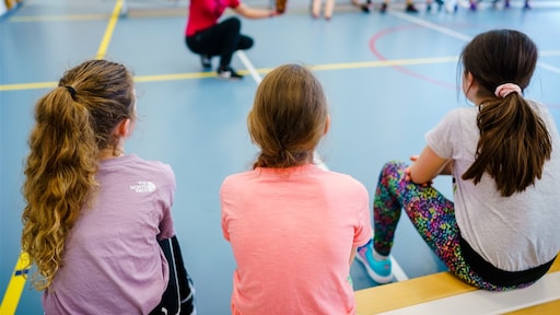 Nauwelijks ziek, wel besmettelijk: dit doet corona bij kinderen