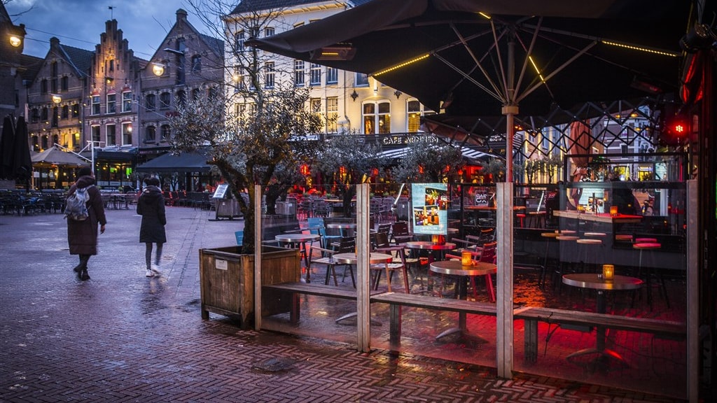 Lege terrassen op de Korenmarkt in Arnhem