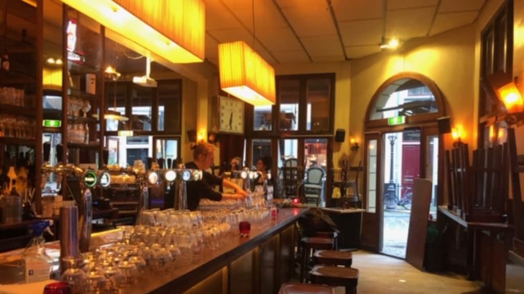 De laatste glazen worden gepoetst bij Orloff.