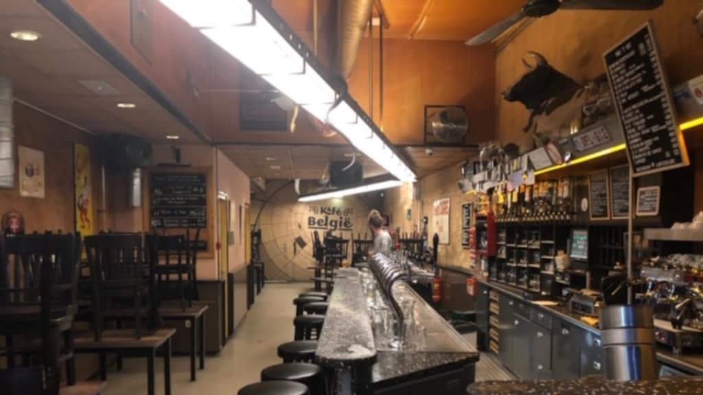Kafé Belgie, leeg.