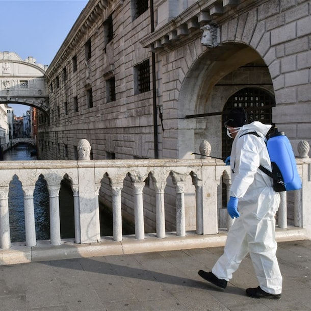 Alleen de schoonmakers tref je in Venetië, Italië, op straat aan.