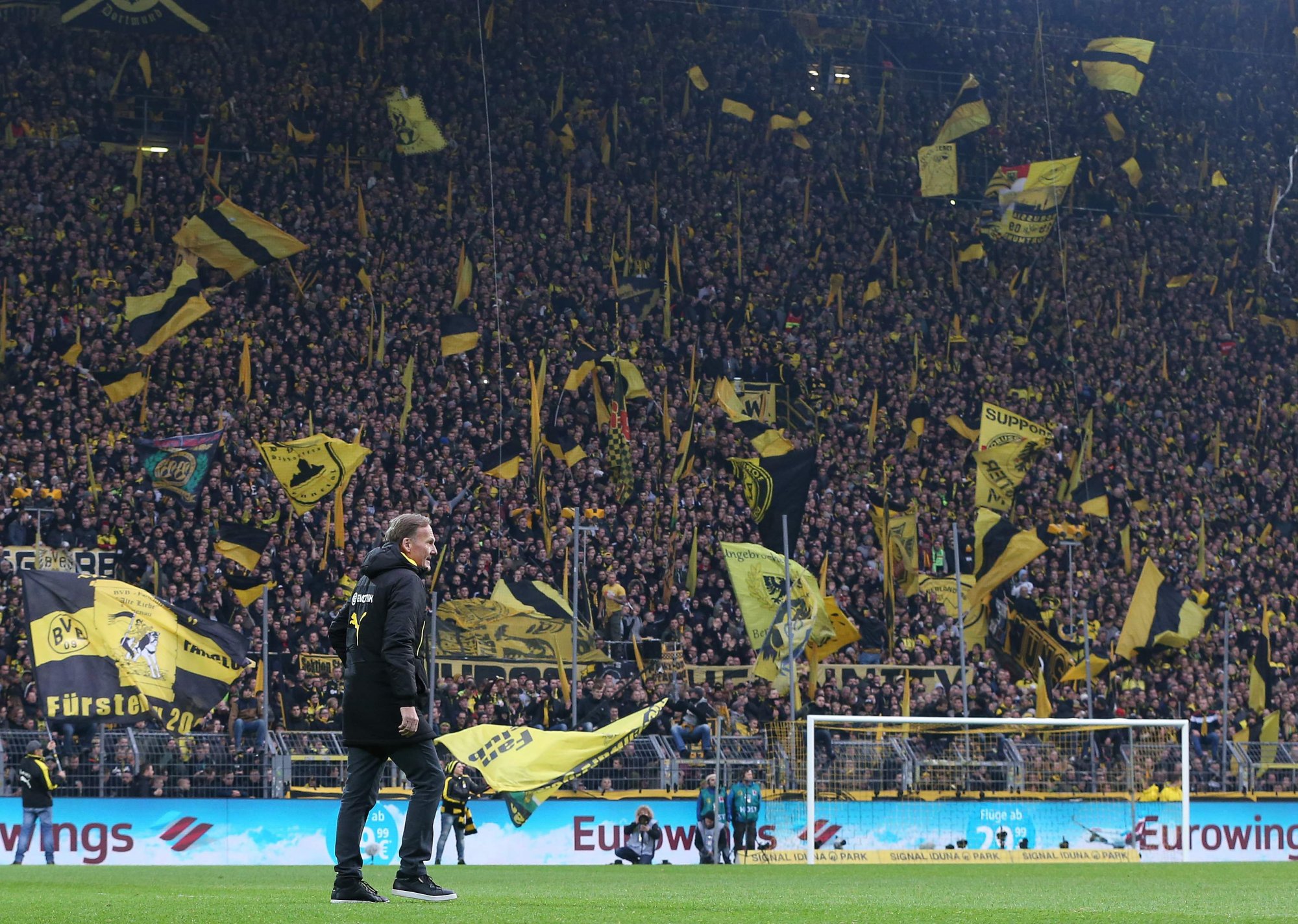 Harde kern Borussia Dortmund biedt zich aan om risicogroepen te helpen