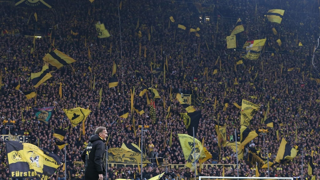Harde kern Borussia Dortmund biedt zich aan om risicogroepen te helpen