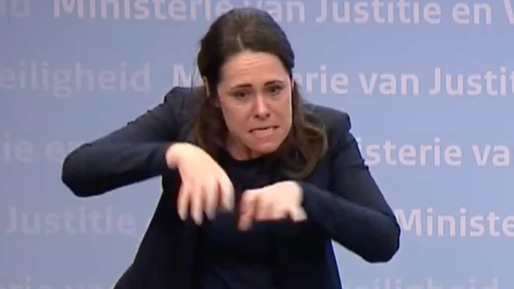 Gebarentolk gaat viral met hamstergebaar: 'Doe gewoon mijn werk'