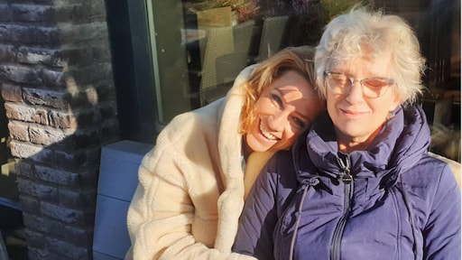 Fien Vermeulen staat zieke moeder bij tijdens behandeling