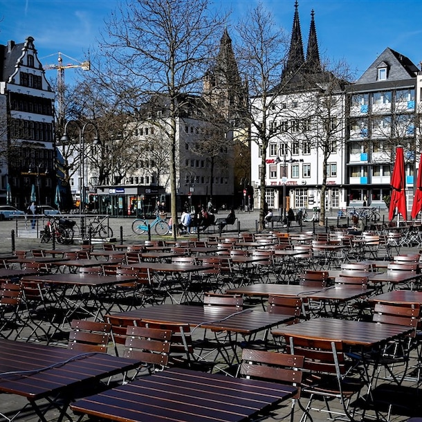 De restaurants aan het lege Heuplein in Keulen, Duitsland, zijn gesloten.