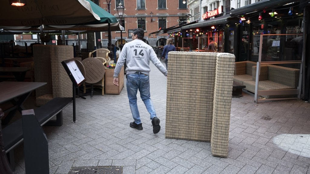 Handjes in de lucht? '1,5 meter afstand in de horeca werkt niet'