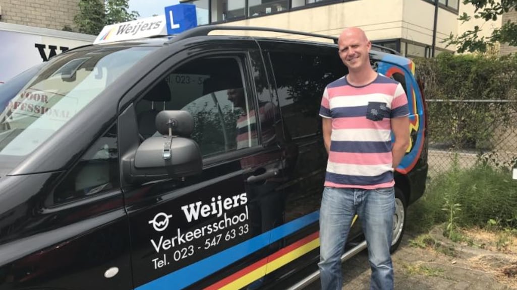 Rijschool van Rolf is dicht, nu helpt hij de apotheek