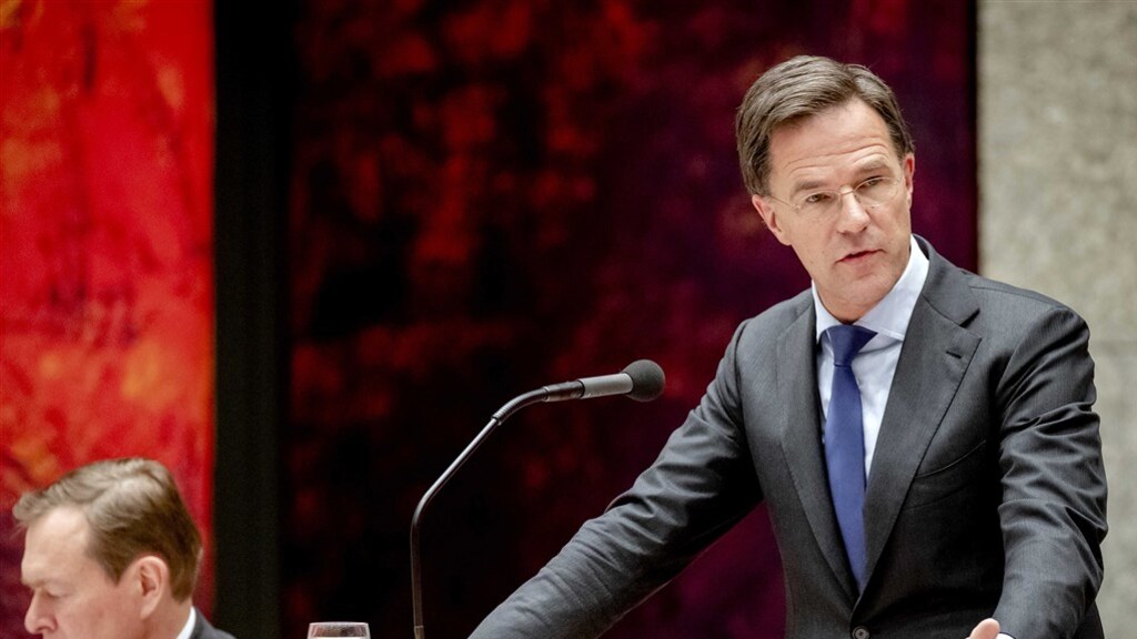 Mark Rutte helpt kinderen met coronavragen
